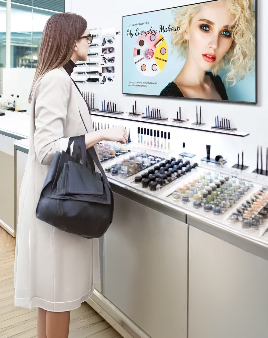 CieloVision Woman shopping with a intelligence display